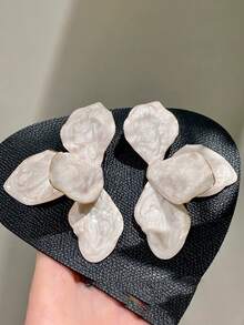 1 对时尚优雅的金属褶花瓣设计耳环，独特的个性耳环适合女性日常佩戴 - 花 - 查看 6