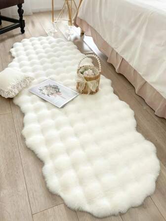 1 件装柔软蓬松白色毛绒地毯，舒适适用于卧室、客厅、书房、办公室、玄关等场所，可用作地垫，打造温馨的卧室氛围。这款毛绒地毯可水洗防滑，造型可爱，适合室内四季使用，是理想的室内装饰之选。它也可用作奢华简约的客厅地毯，形状不规则，同样适用于卧室、床边、浴室等场所，是装饰的理想之选。此外，它还可用作门垫、卧室装饰、家居装饰、秋冬季装饰以及房间装饰。