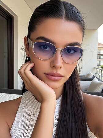 1 st ovala glasögonbågar, silverfärgade metallbågar med blårosa linser och rosa skalmar, minimalistisk elegant design, moderiktiga damglasögon lämpliga för snygga outfits, gatufotografering, strandsemester