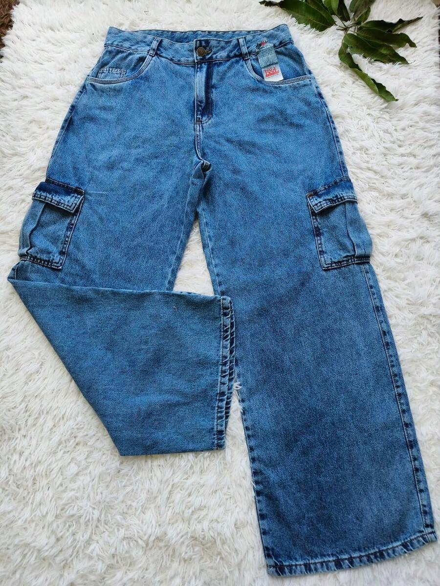 Women's Plus Size High-Waisted Wide-Leg Cargo Jeans With Textured Detail. - 中等水洗藍 - 查看 1