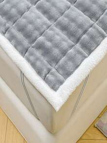 1件灰色绗缝床垫套，柔软塔夫绸绒面深灰色床垫保护罩，简约风格床垫垫层，四角松紧带设计，适用于弹簧床垫，可折叠收纳，易于打理，四季皆宜。
