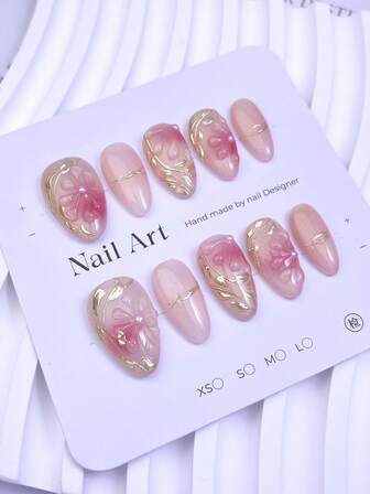10 st. ovala press-on naglar med nakenrosa pärlemorfärgade, eleganta och utsökta baser, gyllene 3D-blomdekor (pärlaccent) och gyllene linjeelementdesign. Glänsande 100 % handgjorda press-on akrylnaglar. Återanvändbara nageltillbehör inklusive 1 st. gelélim, 1 st. stift och 1 st. nagelfil för kvinnors vardags- eller festkläder.