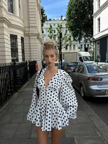 VIBEWAVE 2026 法式优雅波点泡泡袖连衣裙，性感深V褶皱腰A字连衣裙（女款） - 白色 - 查看 6