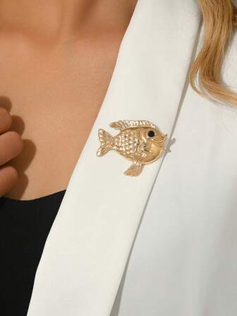 1枚优雅精致的海洋元素金鱼胸针，黑色宝石眼睛设计，适合日常、派对、晚宴、海滩度假佩戴，是情人节、感恩节、送给朋友和家人的绝佳礼物。