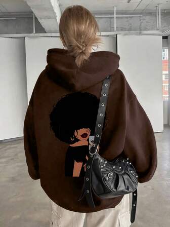 女士日常非洲风情印花连帽卫衣，百搭舒适，充满时尚秋冬气息，适合日常穿着、旅行及其他场合。抽绳连帽套头衫，休闲百搭，是秋冬季的理想之选。