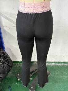Quần ống loe co giãn màu đen dành cho nữ - Phong cách retro thập niên 70 với phần eo ren hồng tương phản gợi cảm - màu đen - Xem 1