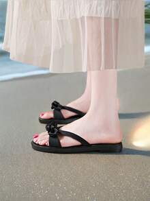 Sandalias planas para mujer, nuevas zapatos de moda para otoño, sandalias blancas con perlas, sandalias negras con lazo de tela, sandalias negras simples y versátiles de punta cuadrada, sandalias de mujer de suela blanda y punta abierta, chanclas casuales de verano para mujer, sandalias para uso en exteriores y playa con decoración de lazo de tela para mujer, zapatos elegantes de promoción de verano para mujer, sandalias de viaje y vacaciones para mujer, chanclas de mujer, sandalias de mujer, sandalias negras para mujer (los zapatos son 2 tallas talla grande pequeños) - Negro - Ver 10