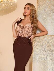 新款优雅修身长款绷带连衣裙，宽肩带设计，无袖款式，饰以奢华珍珠和3D立体花卉，露背设计，适合婚礼、圣诞节、派对、正式场合等场合。 - 咖啡棕 - 查看 1