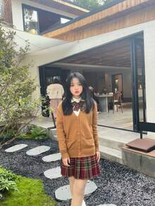 一套日式学院风校服，卡其色针织开衫外套，红色格子高腰百褶裙，长袖内衬，四件套，秋冬款 - 彩色 - 查看 1