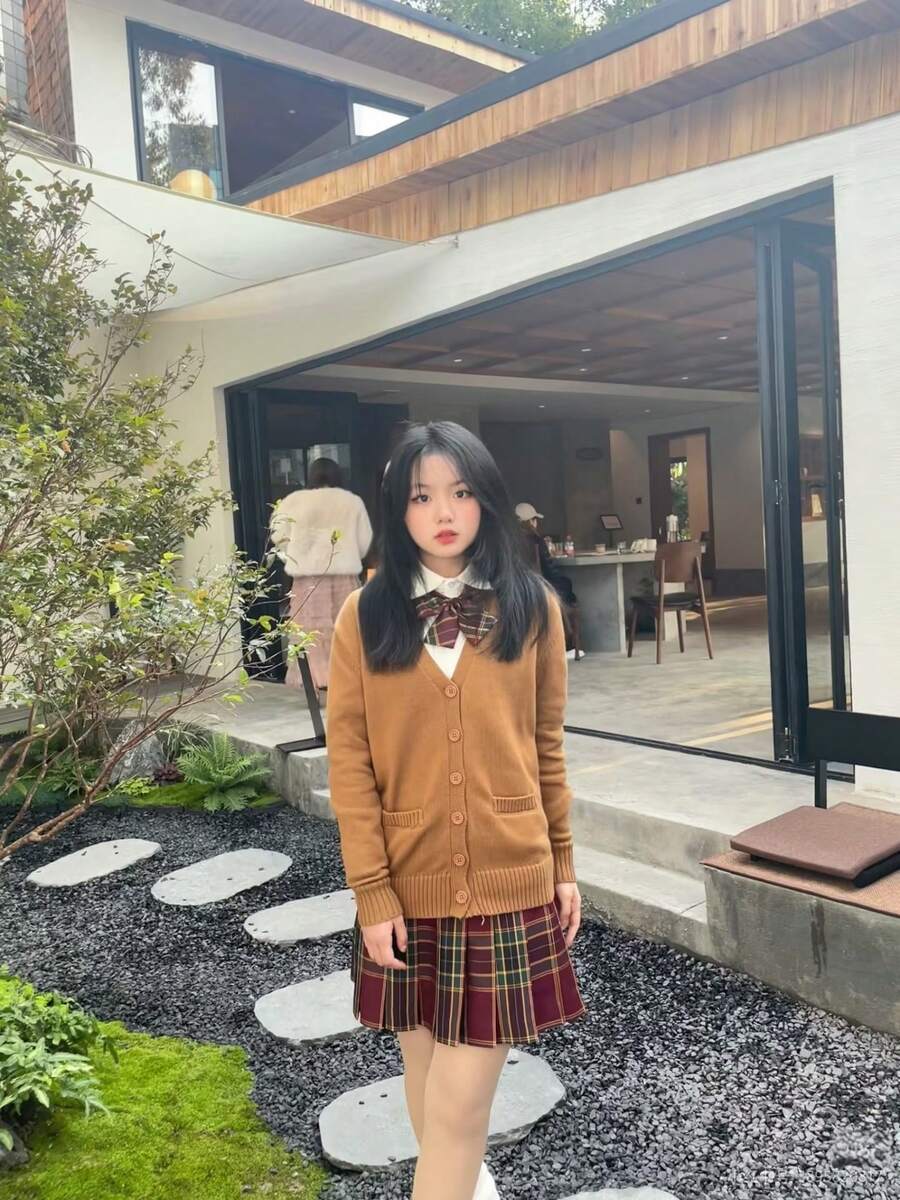 一套日式学院风校服，卡其色针织开衫外套，红色格子高腰百褶裙，长袖内衬，四件套，秋冬款 - 彩色 - 查看 1