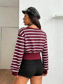 بلوزة كروب بأكمام فانوس وياقة طاقم، بتصميم عصري من النمط Y2K، بلون أحمر مع تصميم شريطي ملون، مناسبة لمناسبات عيد الحب، عيد الميلاد، وحفلات رأس السنة