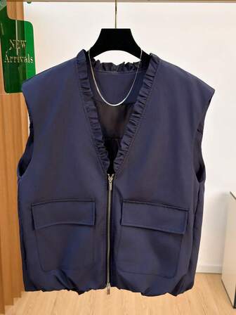 เสื้อกั๊กแขนกุดผู้หญิง คอวีเล็ก แต่งระบายละเอียด ด้านหลังอัดพลีท ดีไซน์ชายเสื้อ Peplum ซิปคู่ กระเป๋า ดีไซน์มินิมอลเรียบง่ายไม่เหมือนใคร