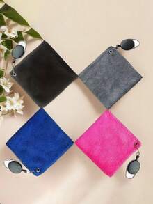 这款户外高尔夫球巾是您在球场上的完美清洁伴侣！内置可伸缩挂钩设计尤其贴心，方便您将其挂在球包上，随时取用。不用时，可轻松折叠收纳，节省空间。