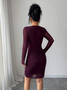 女士秋冬新款深紫色长袖网纱交叉V领荷叶边下摆修身迷你连衣裙，优雅宴会新年圣诞夜约会情人节派对必备 - 酒紅色 - 查看 2