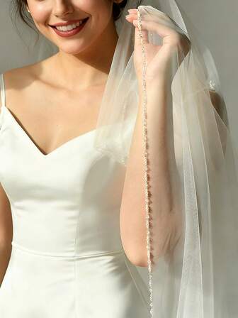 En 3 meter lång pärlbesatt brudslöja, utsökt och elegant, passar perfekt till en kvinnas brudklänning och accessoarer.