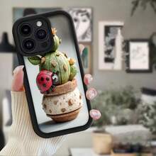 Carcasa de telefono con borde negro para iPhone 13 Pro Max con diseño de cactus y mariquita roja en maceta decorativa ideal para uso diario y protección del dispositivo - Burdeos - Ver 2