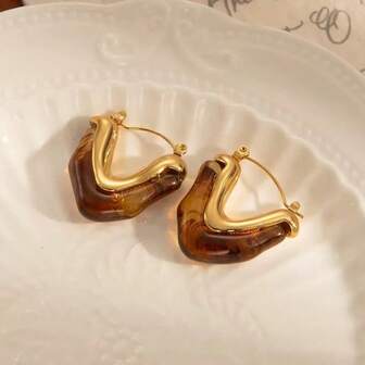 Retro-Style Maillard Resin V-Shaped Thick Earrings, Stainless Steel Hypoallergenic Studs, Suitable For Fashionable Women To Wear Every Day, And Suitable For Various Parties And Occasions.