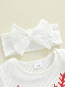 Mono de manga corta para niña con estampado de béisbol y letras, cuello redondo acanalado y diadema con lazo - Blanco - Ver 3