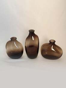 一套1个不对称几何玻璃花瓶，瓶口小巧，渐变棕色。适合家居客厅或玄关装饰，也是返校季房间装饰和文具收纳的理想花瓶。冬季装饰佳品。可用于浴室、卧室、商店、展览、派对等场合。复古、简约、北欧、中性、高端、时尚。情人节、新年、斋月或开斋节的完美之选。 - 棕色 - 查看 5