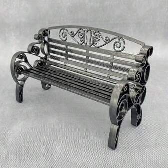 1 st mini parkbänkmodell | Svart plastmaterial | Utsökt design med rullade kanter | Lämplig för dockhus och älvträdgårdsdekor | Ingen strömförsörjning krävs | Hållbar och fint tillverkad