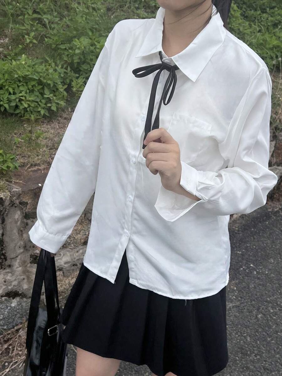 一套日系甜美可爱学生制服套装 - 宽松长袖上衣 + 修身百褶裙 + 领带，学生角色扮演服装套装，适合拍照、毕业典礼、花园约会、浪漫晚餐、俱乐部、化装舞会、情人节等场合。