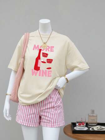 标语酒瓶图案 & MORE WINE 字母印花夏季女式宽松加大码短袖上衣，款式端庄可爱，适合夏季穿着。这款上衣适合春节、农历新年、马年、春节、新年快乐、情人节、情人节礼物、送给她的情人节礼物等场合。
