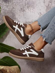 1 双女士时尚休闲鞋 - 圆头系带低帮运动鞋，棕色鞋面配白色几何图案，适合中青年人，适合聚会、通勤等场合。 - 棕色 - 查看 4