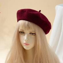 قطعة واحدة من قبعة بيريه متعددة الألوان قابلة للطي للخريف والشتاء - تتميز بنمط أحادي اللون بسيط في أنماط الكاجوال والشارع والأناقة والأدب الياباني؛ مصنوعة بعناية من خليط صوفي عالي الجودة مع تفاصيل خياطة دقيقة وتصميم ملائم ناعم للراحة طوال اليوم - أخضر عسكري - مشاهدة 5