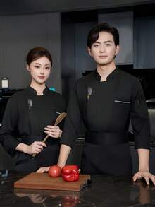 新款时尚刺绣厨师服，高端黑色男女通用长袖，适合秋冬季节，适用于高档酒店、西餐厅、快餐店、烧烤店、面包店、咖啡店等场所。吸湿排汗、抗皱、抗起球、防缩水、不变形。面料柔软亲肤。经典立领设计，优雅隐形纽扣，穿着舒适便捷。 - 黑色 - 查看 4