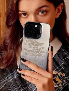1pc Funda de Teléfono de TPU de Cobertura Completa a Prueba de Golpes con Bordes Suaves y Estampados de Dinosaurios Vintage con Nombres e Huellas de Estegosaurio, Brontosaurio y Triceratops para Niños Amantes de los Dinosaurios Compatible con iPhone 17/16/15/14/13/12/11/Plus/Pro/Promax/Air, Galaxy S25/S24/S23/S22/S21/FE/Plus/Ultra, Interesante Rompecabezas Impermeable a Prueba de Golpes Resistente a Rasguños - Negro - Ver 2