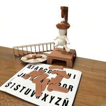 El Juego de Palabras, Letras en Español Blancas, Inglés Negro. Gira la rueda para determinar la acción, usa las fichas de letras para formar la palabra. Si se adivina incorrectamente, el personaje será "ahorcado" gradualmente. Similar al clásico juego "Ahorcado", el objetivo es adivinar la palabra correctamente o evitar que el personaje sea "ejecutado". Adecuado para interacción multiplayer, para ocio y entretenimiento, y para ejercitar el vocabulario. Horca magnética, Palabra Misteriosa - Multicolor - Ver 13