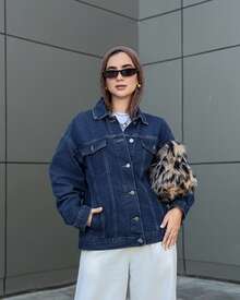 DAZY 女款落肩長袖口袋寬鬆休閒牛仔外套，春秋季女裝，端莊時尚校園風 - 深色水洗藍 - 查看 4