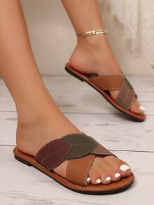 Sandal đế bằng màu nâu cho nữ, phối màu gradient, kiểu dáng thời trang nữ thần nghỉ dưỡng, chất liệu da PU, quai chéo bất đối xứng/không đều, phối lông giả, thích hợp cho kỳ nghỉ ngoài trời, mùa xuân/hè. - màu nâu - Xem 5