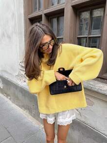 Áo len dài tay màu vàng, dáng rộng, vai rớt, thêu chữ, chất liệu dệt gân, màu vàng, mẫu mới mùa xuân 2026, thích hợp cho các buổi đi chơi, hẹn hò, kỳ nghỉ, và mặc thường ngày thanh lịch. - Màu vàng - Xem 6