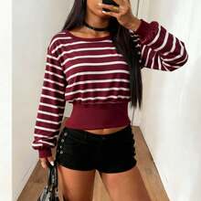 بلوزة كروب بأكمام فانوس وياقة طاقم، بتصميم عصري من النمط Y2K، بلون أحمر مع تصميم شريطي ملون، مناسبة لمناسبات عيد الحب، عيد الميلاد، وحفلات رأس السنة