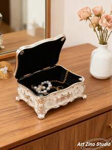Hộp đựng trang sức bằng hợp kim kẽm kiểu dáng cổ điển Châu Âu của Art Zino Studio | Hoa hồng 3D dập nổi, có các màu: Trắng bạc, Trắng vàng, Xanh nhạt bạc, Hồng nhạt bạc, hình chữ nhật bo tròn với chân đế tinh tế, họa tiết hoa văn trang nhã, dễ dàng cất giữ nhẫn, bông tai và các đồ trang sức nhỏ khác, thích hợp trang trí bàn trang điểm, làm quà tặng Ngày Valentine/Sinh nhật/Ngày của Mẹ, thiết thực và phong cách cho mọi mùa, trang trí phòng. - Nhiều màu - Xem 3