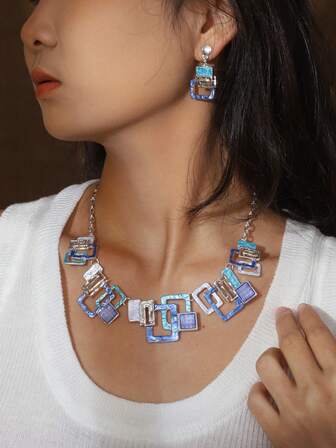 SophiaXuan 一套锌合金几何镂空方形耳环和项链首饰套装，复古简约优雅的女士配饰，适合派对、日常佩戴、度假、送礼，时尚高端。