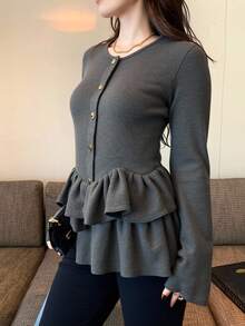 DAZY 女士圆领金属纽扣装饰下摆层叠荷叶边修身休闲长袖T恤 - 灰色 - 查看 6