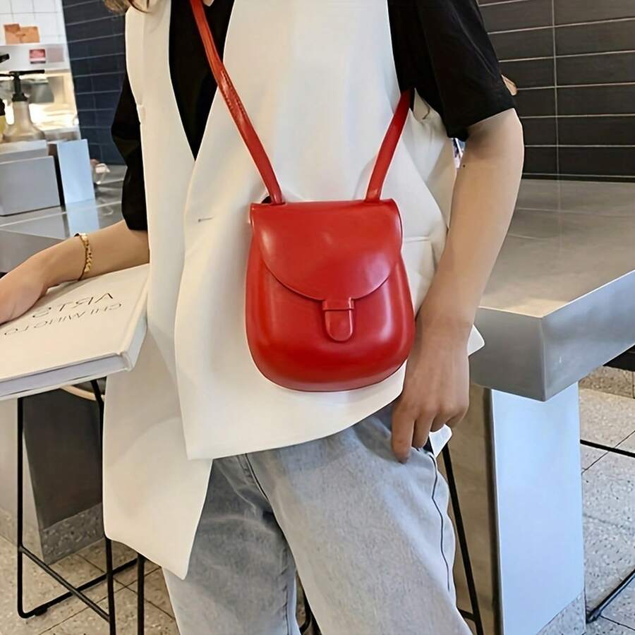 Cet élégant sac bandoulière monobloc est doté d'une bandoulière réglable, d'une fermeture magnétique, d'une doublure en polyester et de compartiments élégants pour téléphone et cartes, ce qui le rend adapté aussi bien à un usage quotidien qu'aux voyages. - Rouge - Voir 1