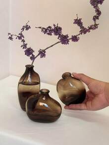 一套1个不对称几何玻璃花瓶，瓶口小巧，渐变棕色。适合家居客厅或玄关装饰，也是返校季房间装饰和文具收纳的理想花瓶。冬季装饰佳品。可用于浴室、卧室、商店、展览、派对等场合。复古、简约、北欧、中性、高端、时尚。情人节、新年、斋月或开斋节的完美之选。 - 棕色 - 查看 2