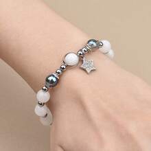 1条8毫米白玉珠、玻璃珠、铜隔珠和闪亮星星吊坠手链，适合女性日常及节日佩戴。 - 彩色 - 查看 4
