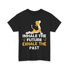 Camiseta Yoga Namaste Enthusiast Vibes Only, cómoda camiseta unisex para yoga y meditación, diseño DTG inspirador, inhala el futuro, exhala el pasado. - Negro - Ver 1