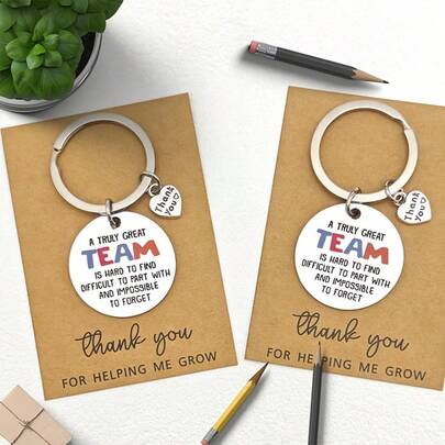 30个/10套不锈钢钥匙扣，印有鼓舞人心的团队合作语录 - 彩色励志钥匙圈，包含10个钥匙扣+10个麻布袋+10张感谢卡，印有“感谢你的陪伴”和“我们是一个优秀的团队”字样 - 适合团队建设、新年礼物、情人节礼物