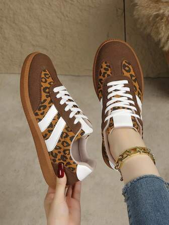 1 Pair Fashionable Sneakers For Teens, Featuring Classic Leopard Print Decor, Comfortable Breathable Mesh Material For Excellent Wear Experience. Durable Rubber Outsole Ensures Good Traction And Longevity, Suitable For Daily Activities And Sports. Simple Lace-Up Design For Easy On/Off, Adding A Casual Style. Ideal Choice For Kids To Showcase Their Vigor And Personalized, Whether At School, Sports Field Or Street.