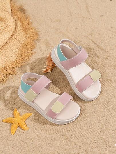A Pair Of Children's Pink And White Simple And Contrasting Thick-Soled Sandals Are Suitable For Summer Life, Casual Wear And Outdoor Play, As Well As Daily Life And All-Day Comfortable Wear