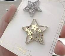 Christian Dior 2025限量版圣诞星发夹，女士配饰，配饰，发夹，发卡，圣诞节，圣诞用品 - 1PC - 查看 1