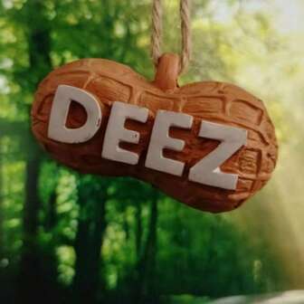1个/3个装 Deez Nuts 笑话 - 有趣新颖的 Deez Nuts 装饰品，讽刺意味十足的汽车、家居、厨房挂饰，适合作为朋友聊天时的礼物，节日恶作剧（春节、情人节），是热爱双关语人士和家庭聚会的理想之选。