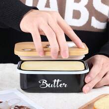 金属黄油碟，配不锈钢黄油刀和竹盖，不易碎铁质黄油保鲜盒，厨房收纳黄油，冰箱黄油架，可容纳2根东海岸黄油或1根西海岸黄油。