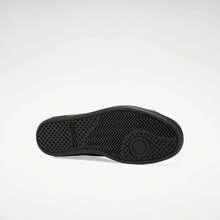 Tenis Reebok Court Clean para hombre y mujer, el calzado esencial que combina una estética limpia con la versatilidad necesaria para tu día a día. Estos tenis de silueta de perfil bajo están diseñados para ofrecer un look sofisticado y relajado, ideales para combinar con cualquier atuendo casual. Están fabricados con una parte superior de piel sintética suave y duradera, que proporciona un ajuste cómodo y una apariencia premium. Cuentan con una suela de goma tipo cupsole de alta resistencia que garantiza una tracción estable, junto con una plantilla acolchada que ofrece una amortiguación ligera en cada paso. Su diseño  con el logotipo de Reebok sutilmente grabado en el lateral resalta su enfoque minimalista y elegante, convirtiéndolos en la elección perfecta para quienes valoran la simplicidad, la calidad y el legado deportivo en un calzado contemporáneo y unisex. - Negro - Ver 4
