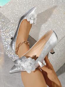 Srebrne, kwiatowe, szpiczaste czółenka na obcasie typu kociak, eleganckie, świąteczne - Srebro - Zobacz 3